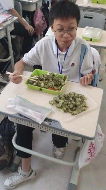 学校桌子吃瓜,桌子上的“吃瓜”事件